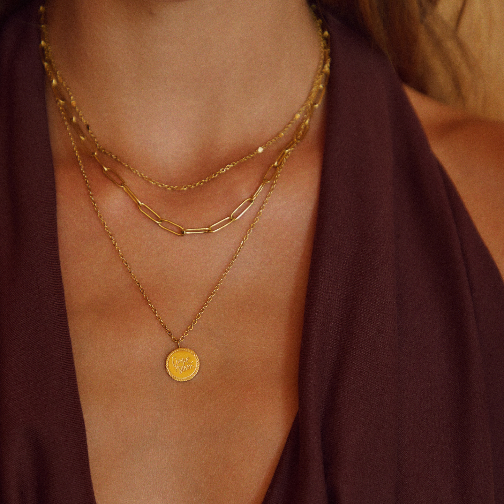 Geya – Collar en Capas con Moneda