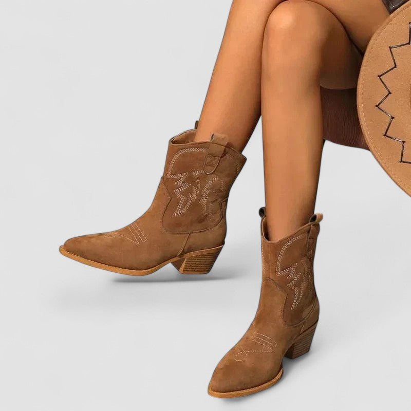 Aurora – Botines Camperos con Bordados Elegantes