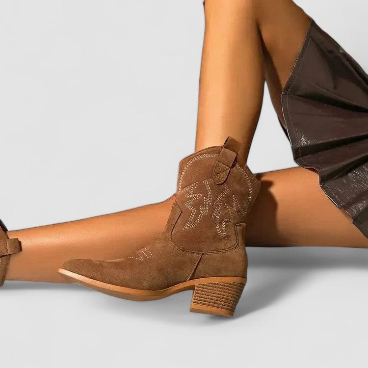 Aurora – Botines Camperos con Bordados Elegantes