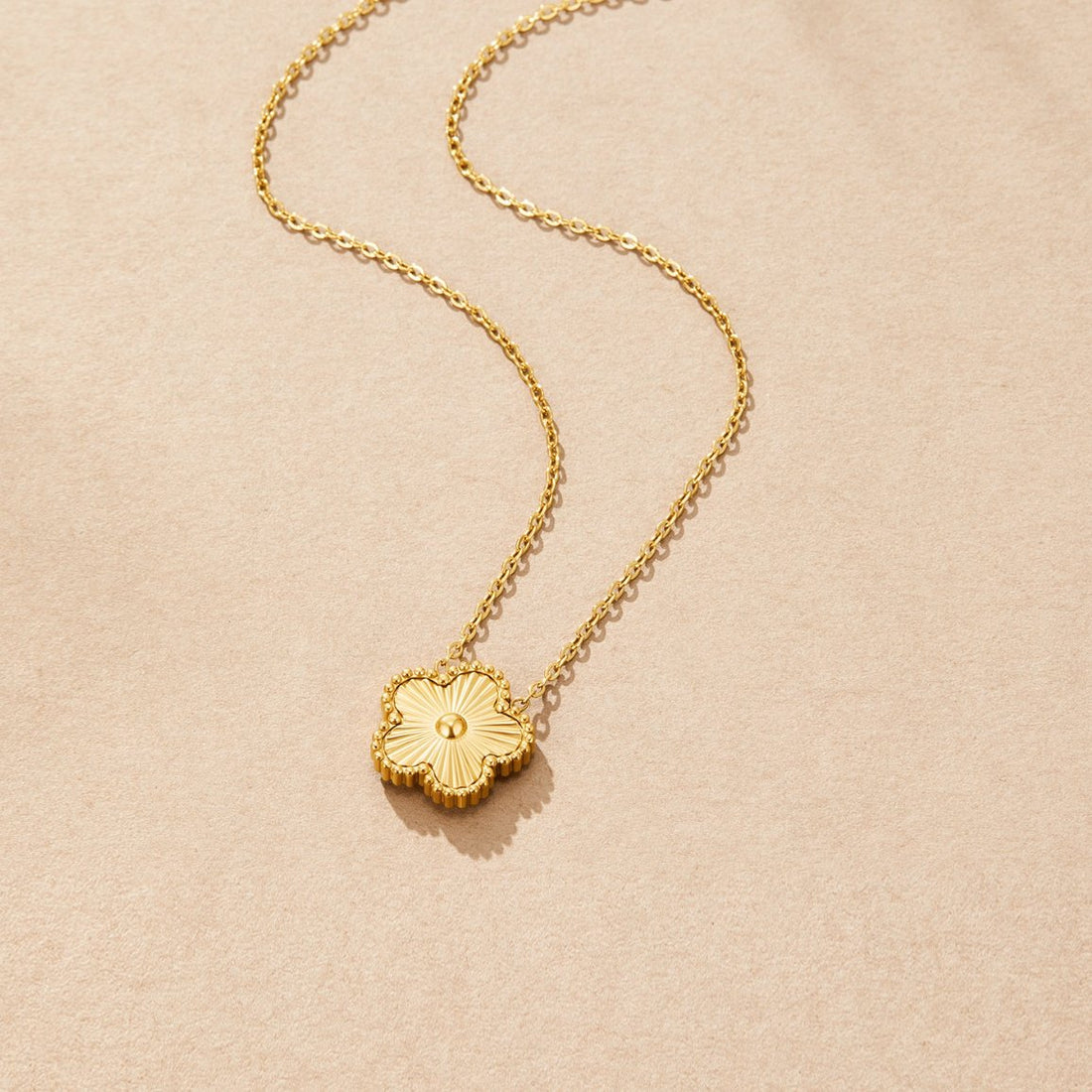 Trébol – Collar Dorado
