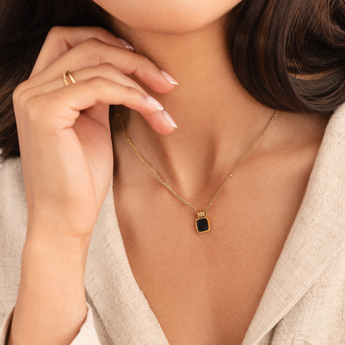 Lucía – Collar con Colgante Negro