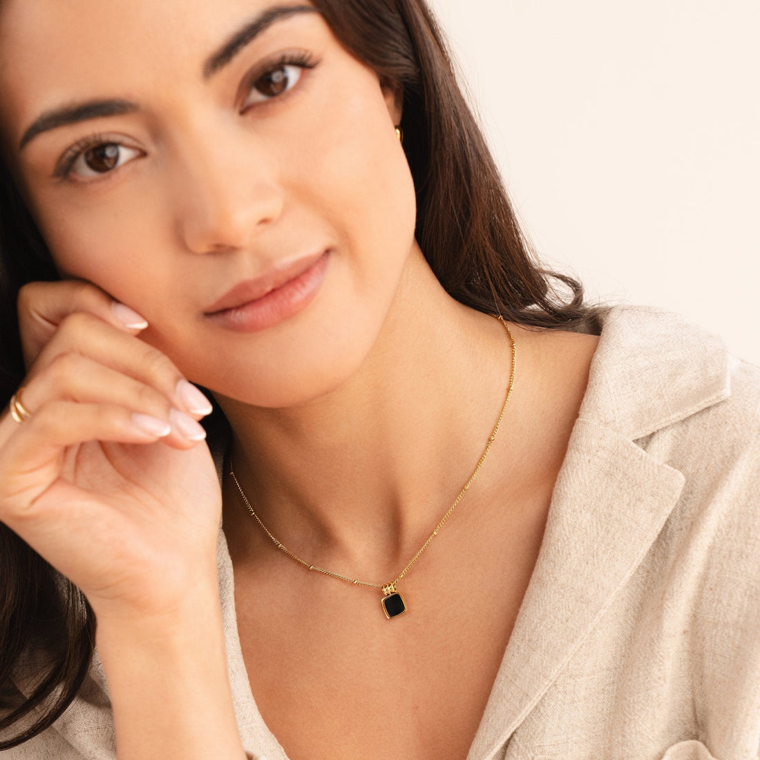 Lucía – Collar con Colgante Negro