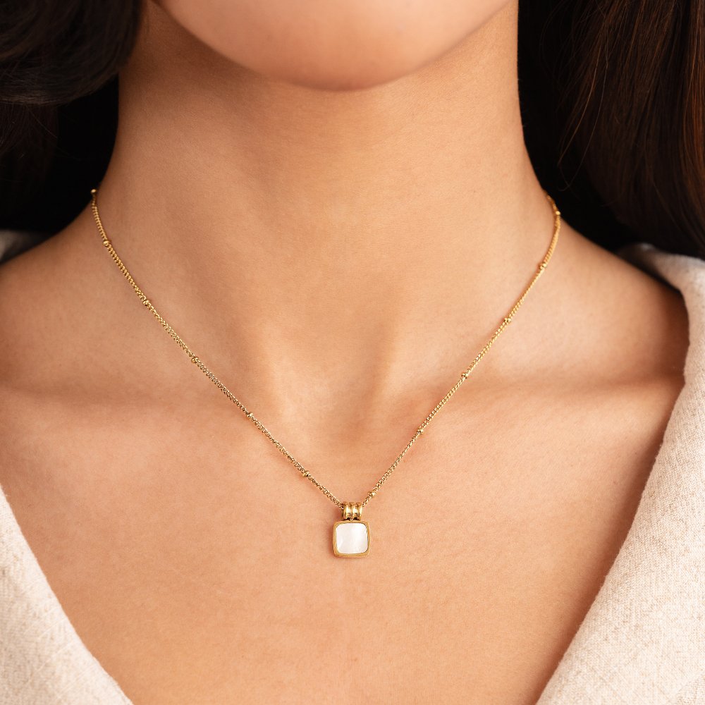 Lucía – Collar con Colgante de Concha Blanca