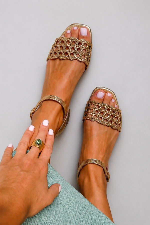 Aurora – Sandalias Doradas Encanto de Verano
