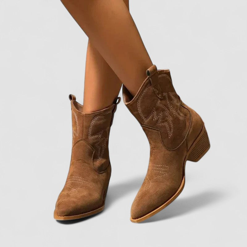 Aurora – Botines Camperos con Bordados Elegantes