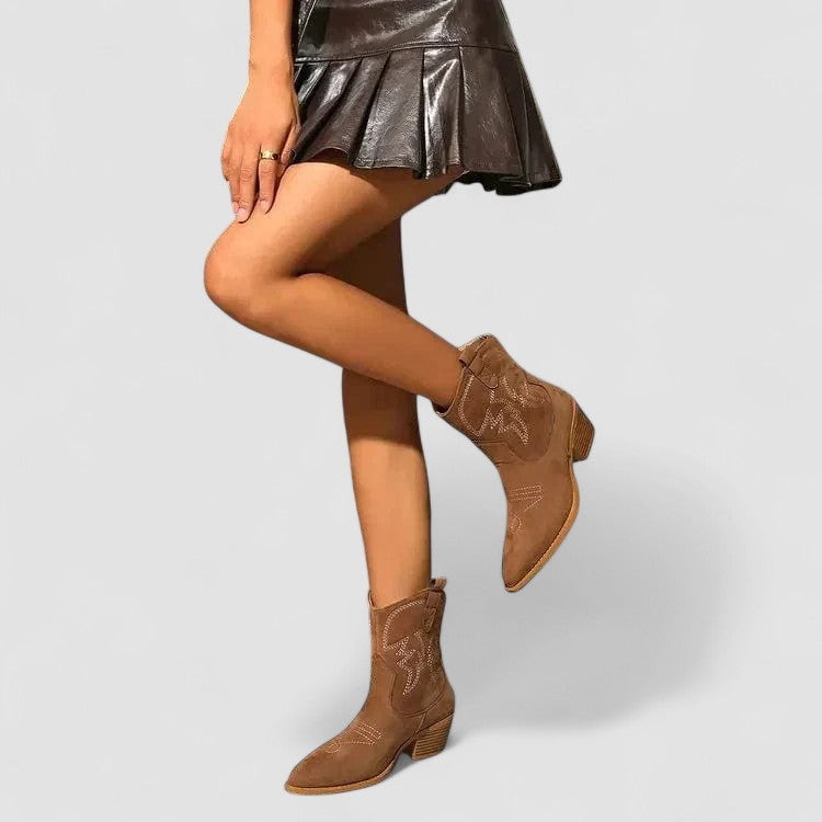 Aurora – Botines Camperos con Bordados Elegantes