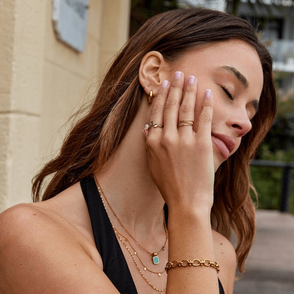 Flor Blanca – Anillo de Cristal Dorado