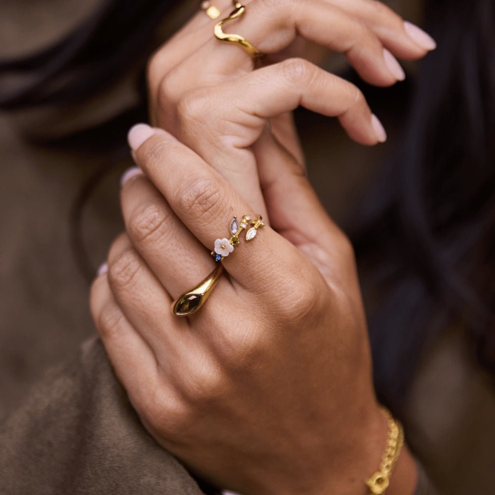 Flor Blanca – Anillo de Cristal Dorado