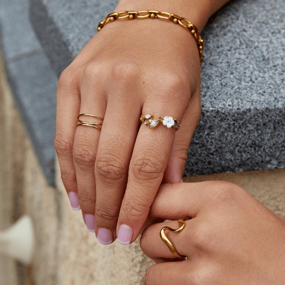 Flor Blanca – Anillo de Cristal Dorado